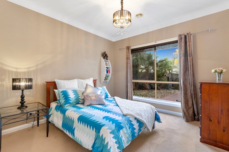 Photo - 33 Ponsford Drive, Point Cook VIC 3030 - Image 12