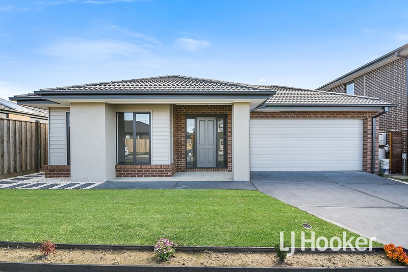 33 Rathberry Circuit, Clyde North VIC 3978