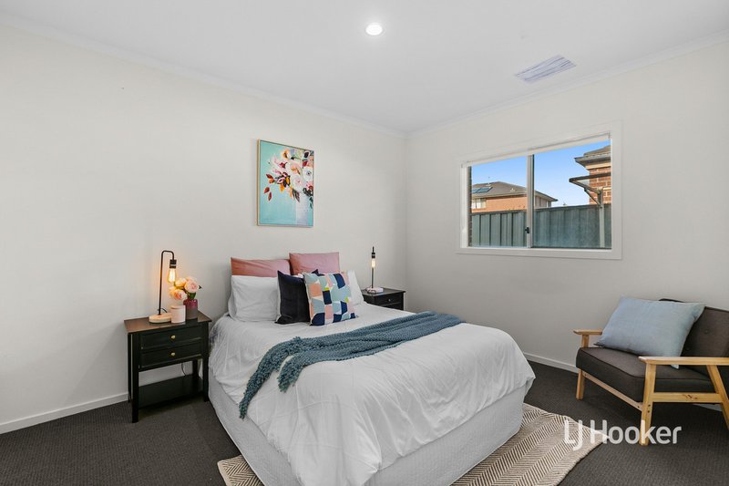 Photo - 33 Regal Road, Point Cook VIC 3030 - Image 10