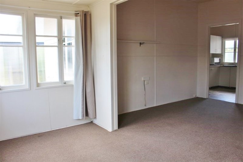 Photo - 33 Rennick Street, Chinchilla QLD 4413 - Image 3