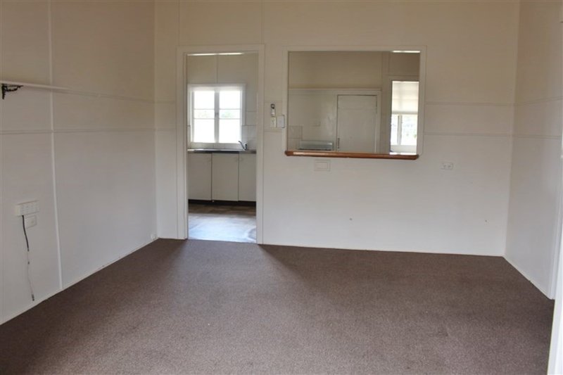 Photo - 33 Rennick Street, Chinchilla QLD 4413 - Image 4