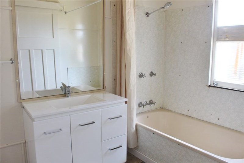 Photo - 33 Rennick Street, Chinchilla QLD 4413 - Image 7