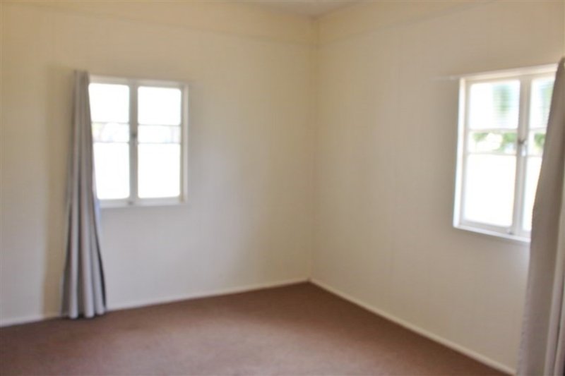 Photo - 33 Rennick Street, Chinchilla QLD 4413 - Image 8