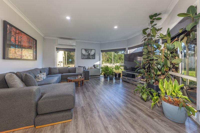 Photo - 33 Reynolds Grove, Romsey VIC 3434 - Image 4