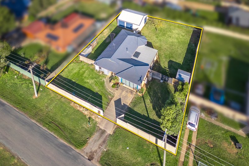 Photo - 33 Reynolds Grove, Romsey VIC 3434 - Image 17