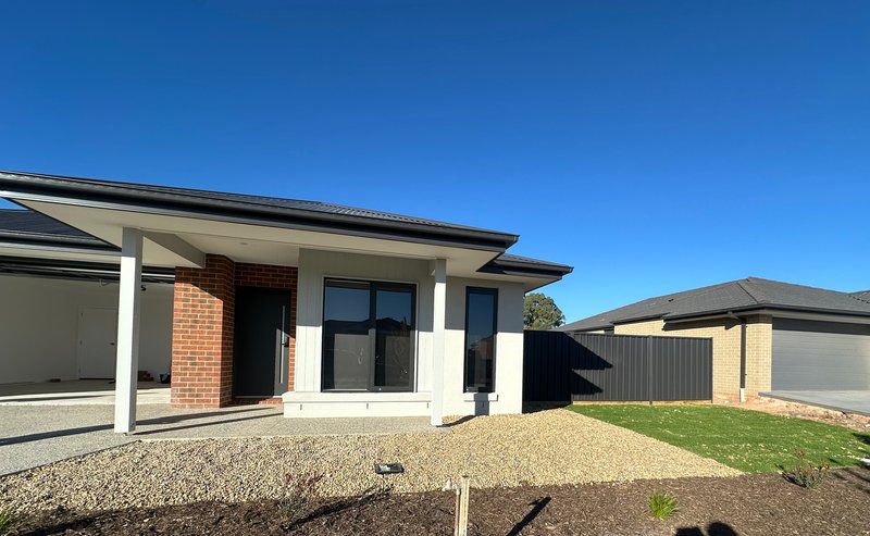 Photo - 33 Roynic Parade, Benalla VIC 3672 - Image 1