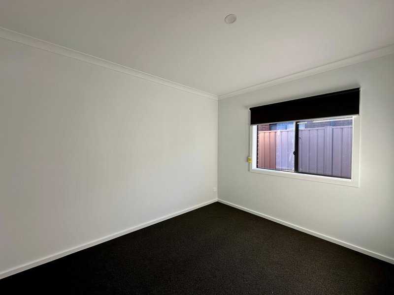 Photo - 33 Roynic Parade, Benalla VIC 3672 - Image 7