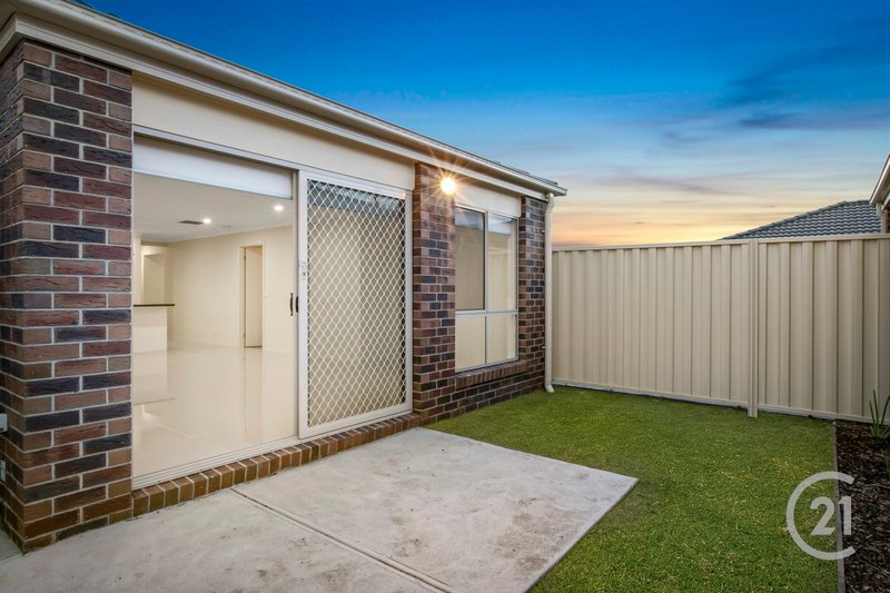 Photo - 33 Sapphire Crescent, Pakenham VIC 3810 - Image 6