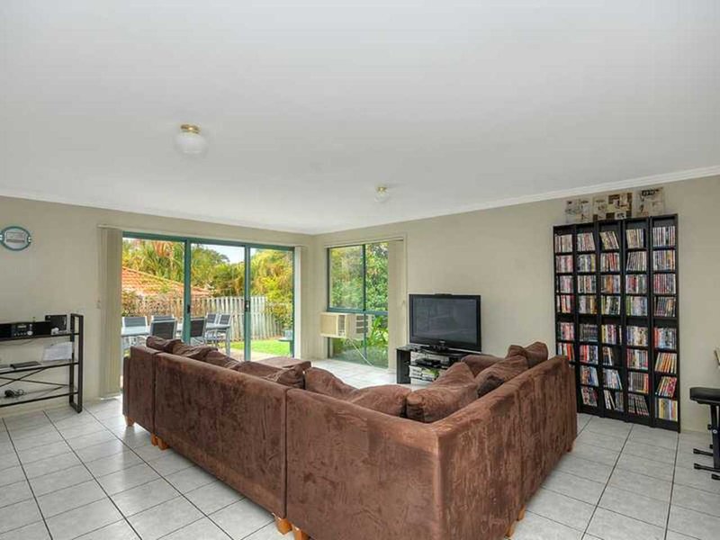 Photo - 33 Shepton Crescent, Mudgeeraba QLD 4213 - Image 3