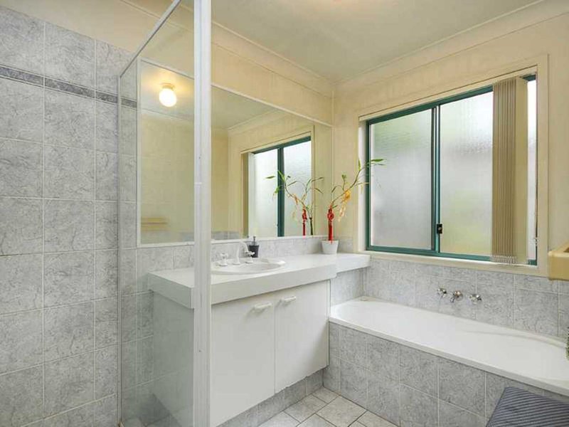 Photo - 33 Shepton Crescent, Mudgeeraba QLD 4213 - Image 9