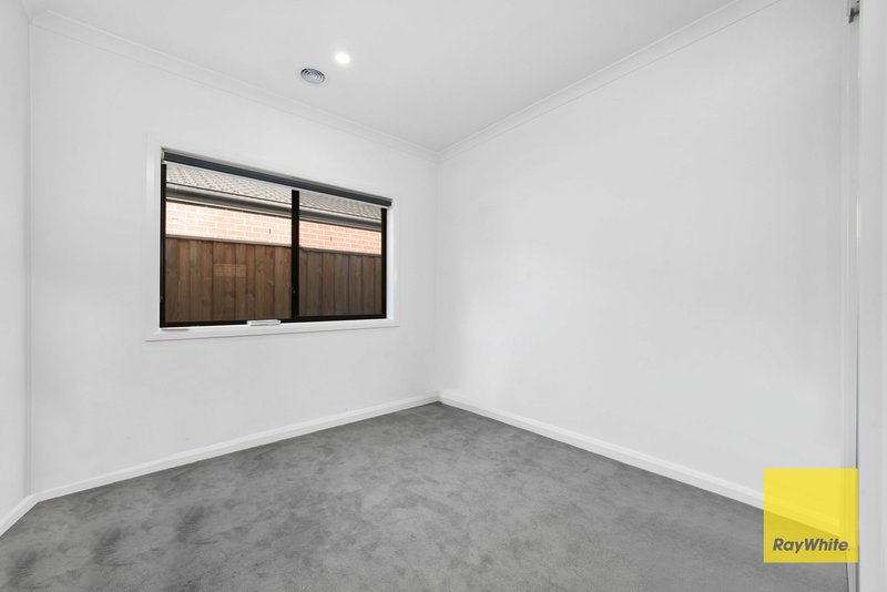 Photo - 33 Skypac Drive, Truganina VIC 3029 - Image 13