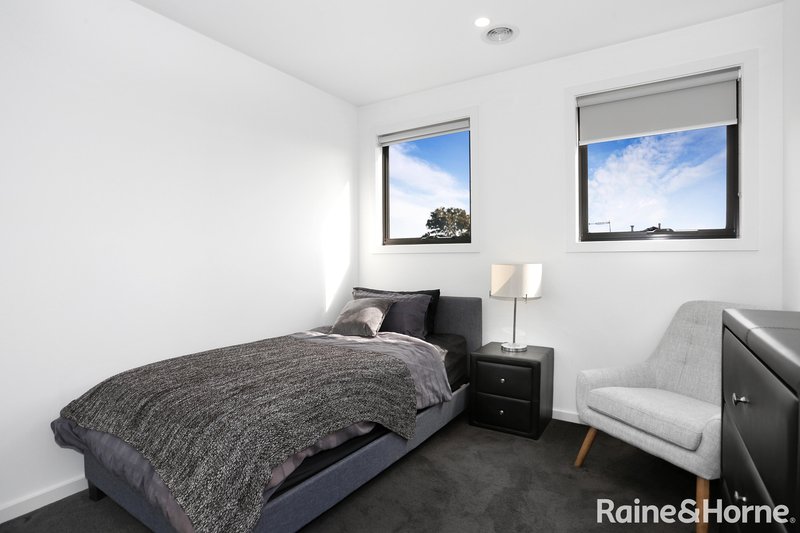 Photo - 33 Sommeville Drive, Roxburgh Park VIC 3064 - Image 11