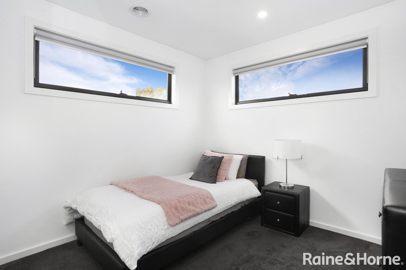 Photo - 33 Sommeville Drive, Roxburgh Park VIC 3064 - Image 14