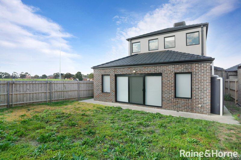 Photo - 33 Sommeville Drive, Roxburgh Park VIC 3064 - Image 16