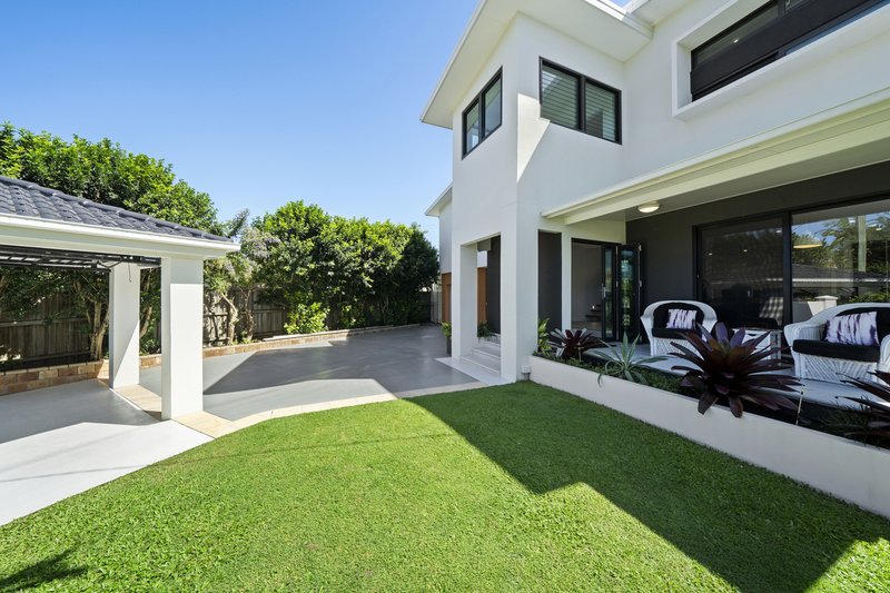 Photo - 33 Talinga Place, Broadbeach Waters QLD 4218 - Image 4