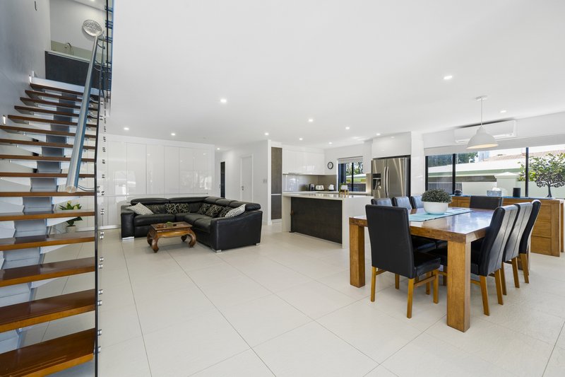 Photo - 33 Talinga Place, Broadbeach Waters QLD 4218 - Image 5