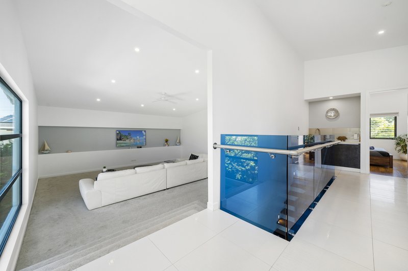 Photo - 33 Talinga Place, Broadbeach Waters QLD 4218 - Image 9