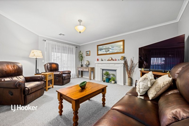 Photo - 33 Taunton Crescent, Craigmore SA 5114 - Image 3