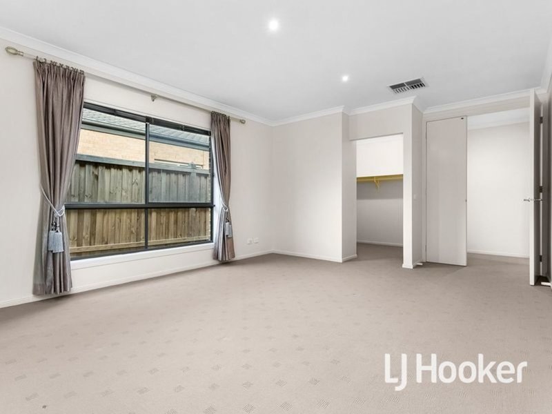 Photo - 33 Tobago Avenue, Point Cook VIC 3030 - Image 8