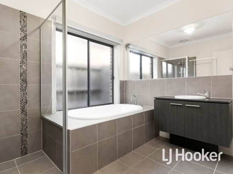 Photo - 33 Tobago Avenue, Point Cook VIC 3030 - Image 9