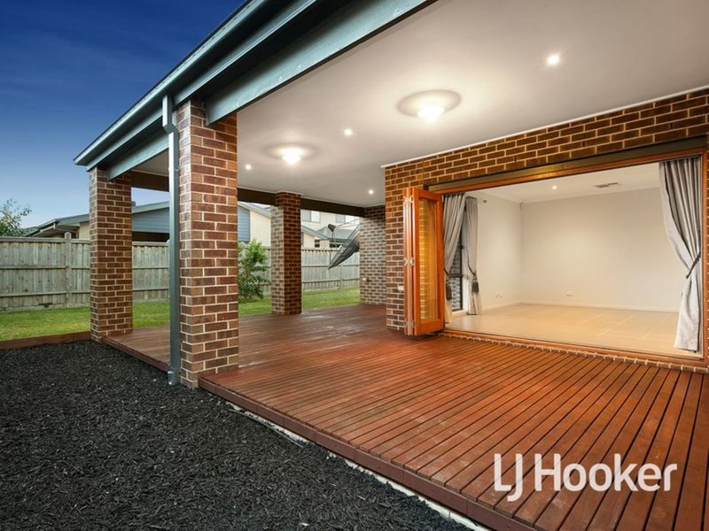 Photo - 33 Tobago Avenue, Point Cook VIC 3030 - Image 10