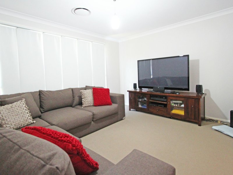 Photo - 33 Townsend Crescent, Ropes Crossing NSW 2760 - Image 2