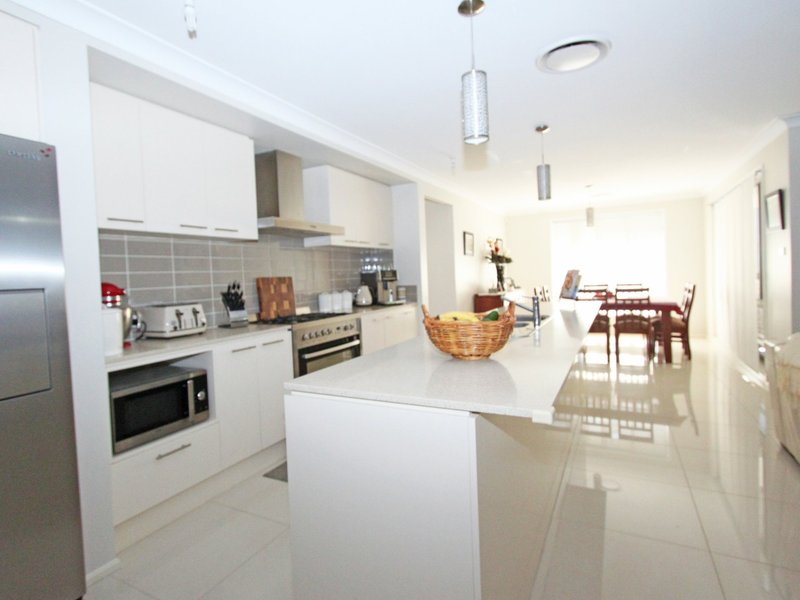 Photo - 33 Townsend Crescent, Ropes Crossing NSW 2760 - Image 3