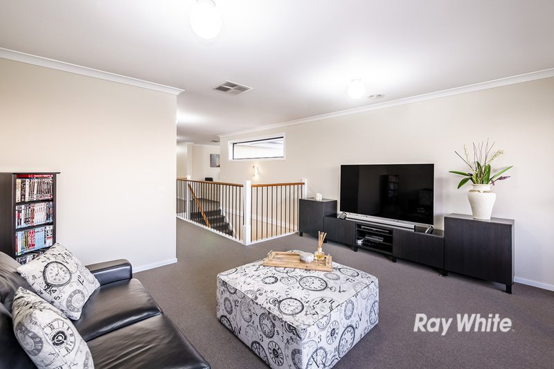 Photo - 33 Trillium Boulevard, Cranbourne North VIC 3977 - Image 13