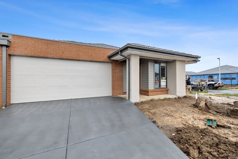 Photo - 33 Walters Way, Alfredton VIC 3350 - Image 1