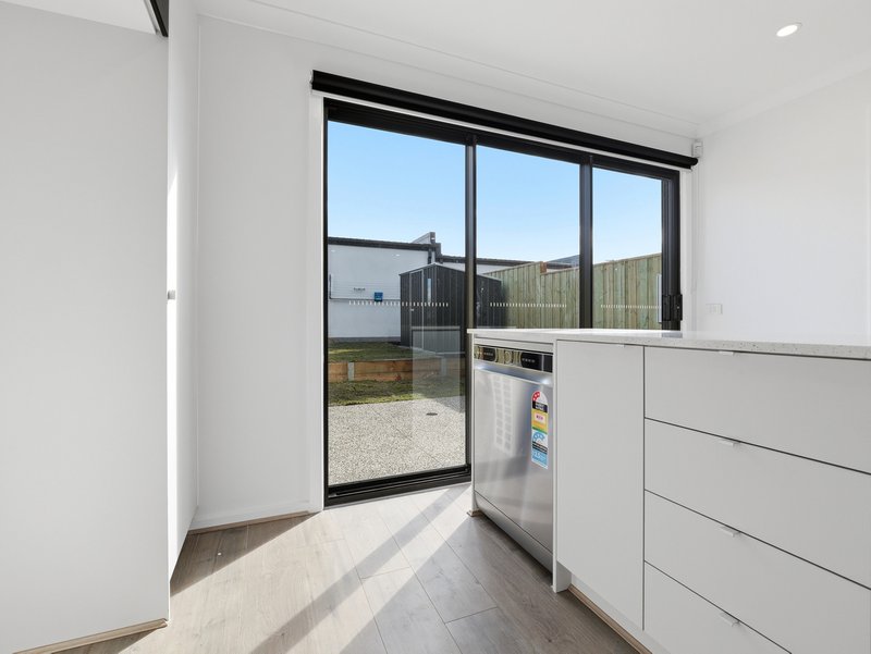 Photo - 33 Warin Lane, Bacchus Marsh VIC 3340 - Image 4