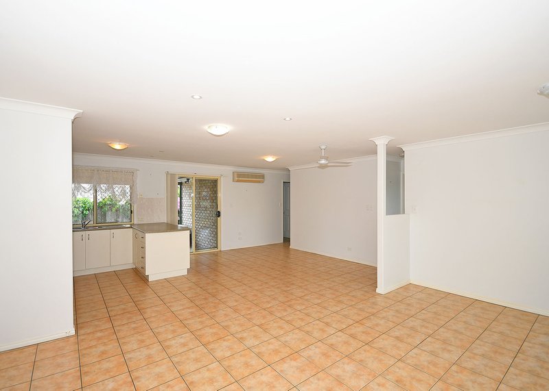 Photo - 33 Wattle Street, Point Vernon QLD 4655 - Image 11