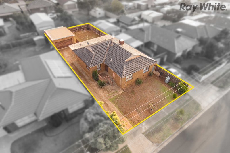 Photo - 33 Westcott Parade, Rockbank VIC 3335 - Image 2