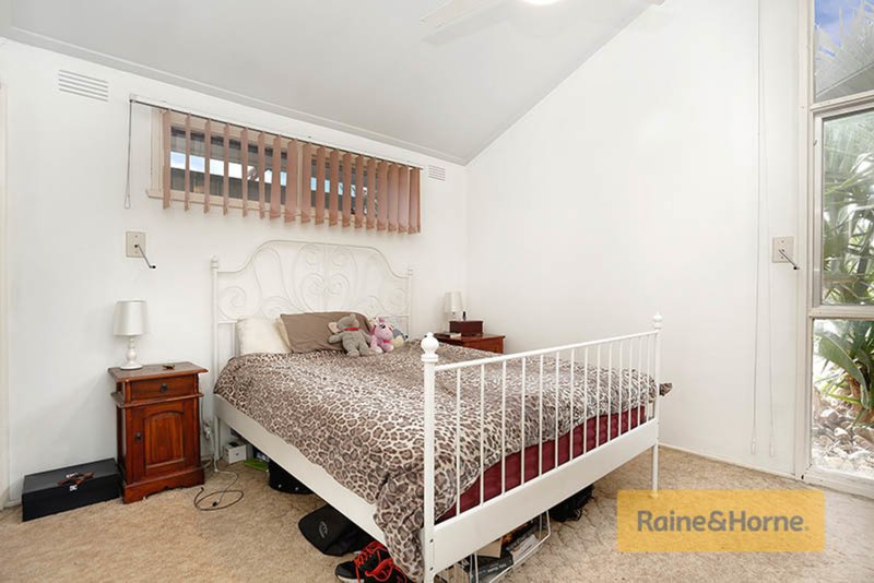 Photo - 33 Westmelton Drive, Melton West VIC 3337 - Image 8