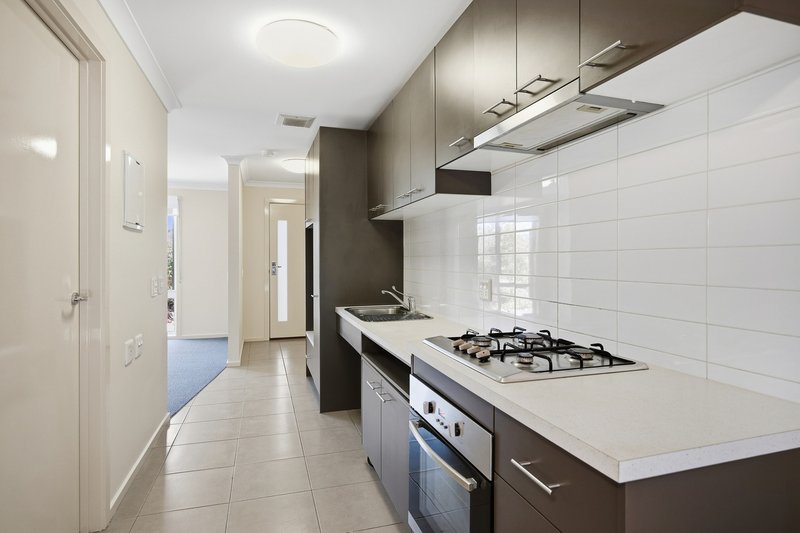 Photo - 33 White Close, Lilydale VIC 3140 - Image 3