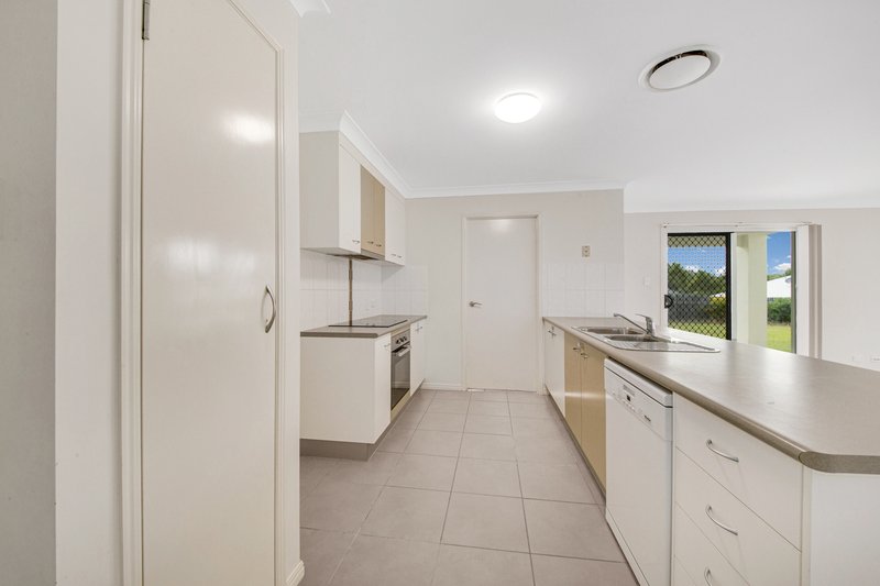 Photo - 33 Woodland Court, Kirkwood QLD 4680 - Image 3