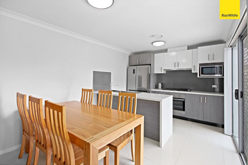 Photo - 3/31 Hillcrest Road, Quakers Hill NSW 2763 - Image 3