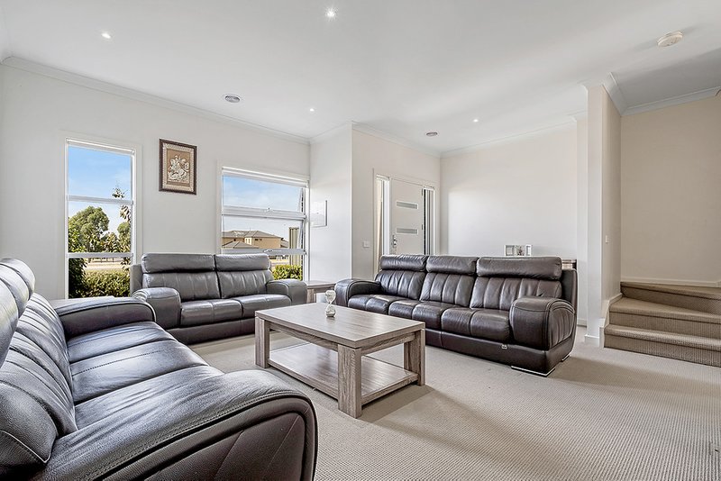 Photo - 3/33 Kirkstead Grove, Craigieburn VIC 3064 - Image 2