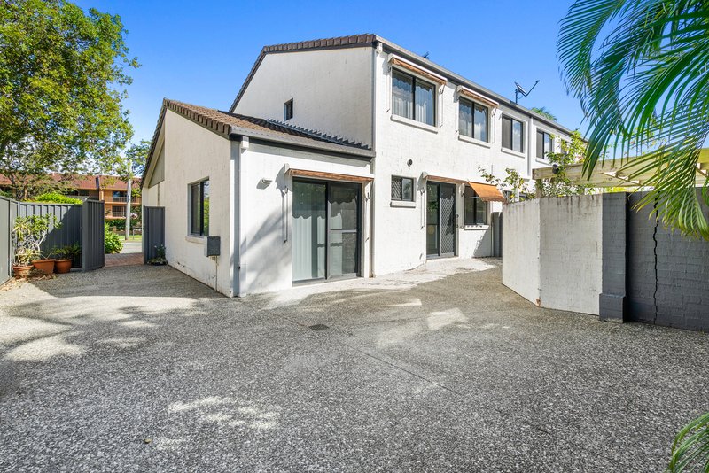Photo - 3/37 T E Peters Drive, Broadbeach Waters QLD 4218 - Image 4