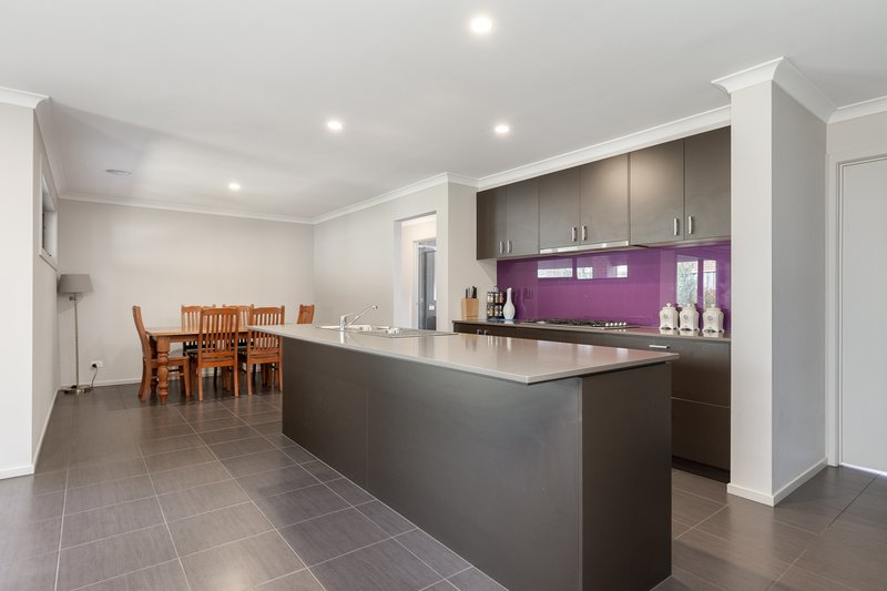 Photo - 34 Almondsbury Avenue, Berwick VIC 3806 - Image 3