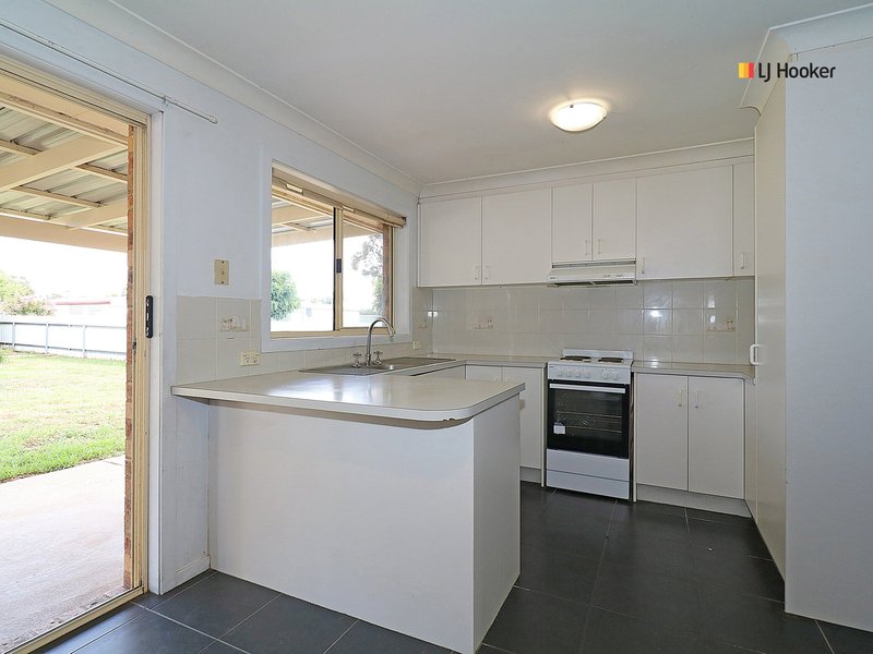 Photo - 34 Balleroo Crescent, Glenfield Park NSW 2650 - Image 3