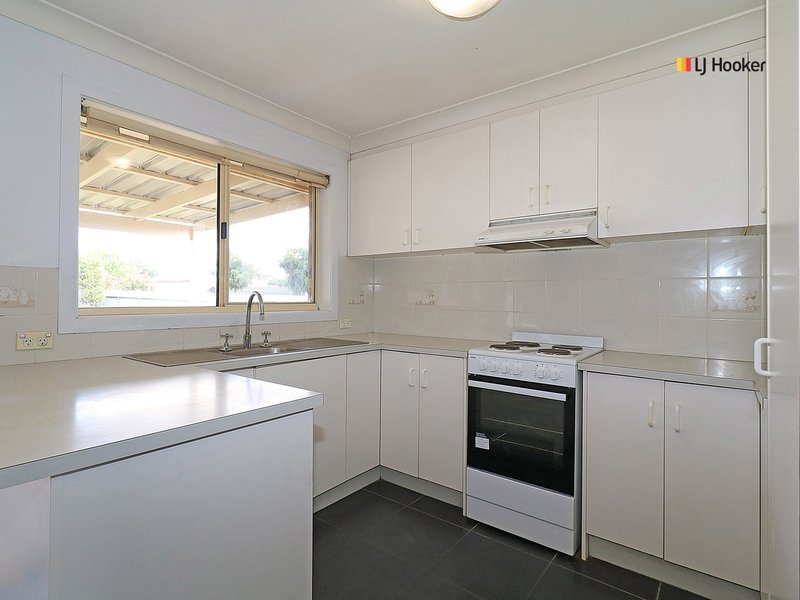 Photo - 34 Balleroo Crescent, Glenfield Park NSW 2650 - Image 4