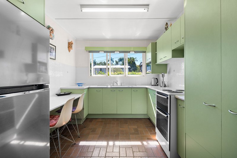 Photo - 34 Banoon Drive, Wynnum QLD 4178 - Image 2