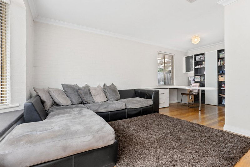 Photo - 34 Bibra Drive, Bibra Lake WA 6163 - Image 3