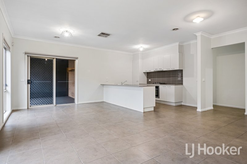 Photo - 34 Bluebell Drive, Craigieburn VIC 3064 - Image 3