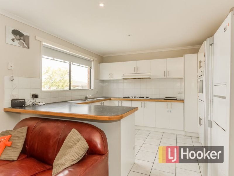 Photo - 34 Bounty Way, Berwick VIC 3806 - Image 2