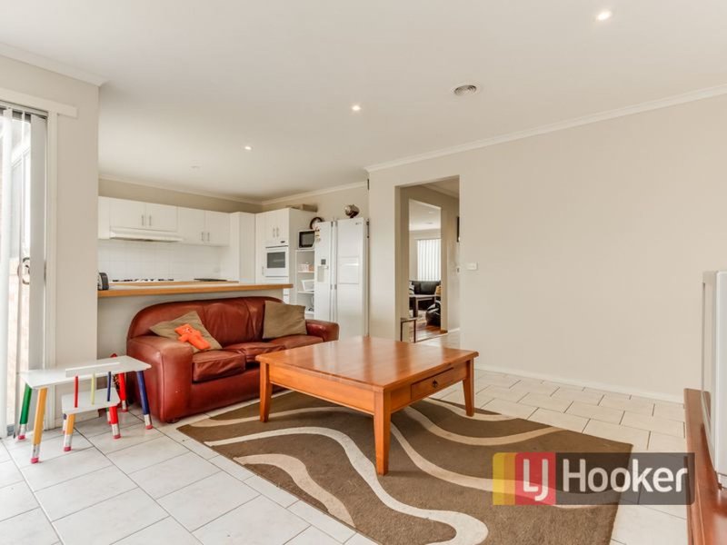 Photo - 34 Bounty Way, Berwick VIC 3806 - Image 4