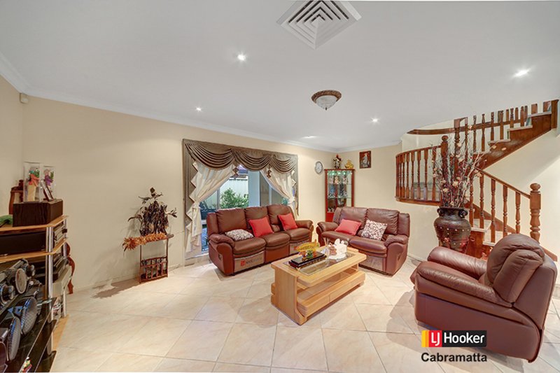 Photo - 34 Buranda Crescent, St Johns Park NSW 2176 - Image 2