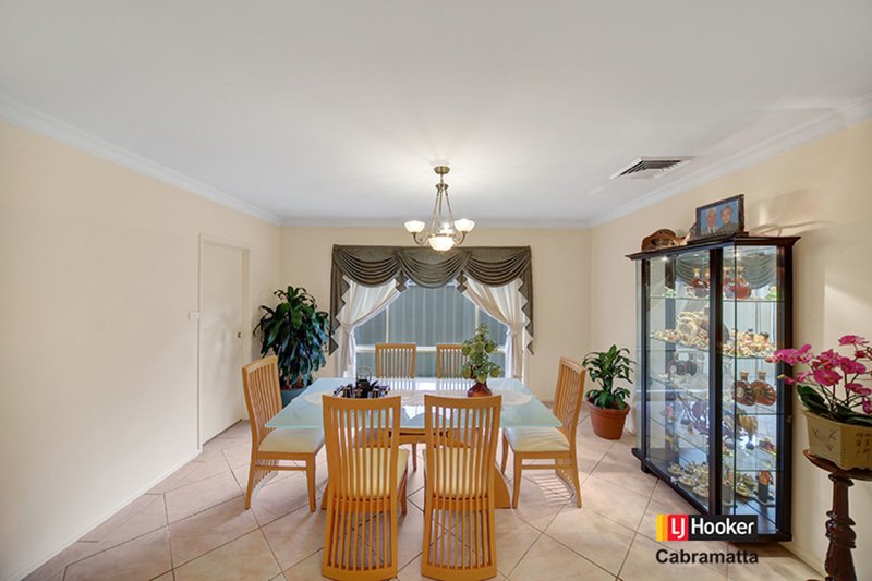 Photo - 34 Buranda Crescent, St Johns Park NSW 2176 - Image 4