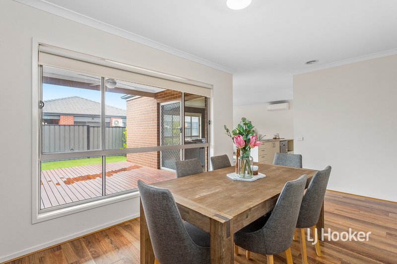 Photo - 34 Chartwell Avenue, Truganina VIC 3029 - Image 4