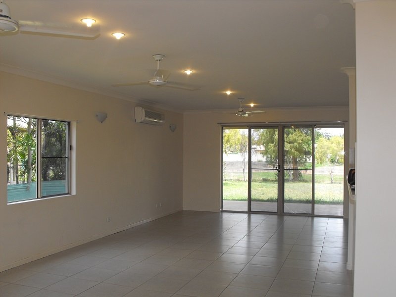 Photo - 3/4 Christie Ave , Nanum QLD 4874 - Image 5